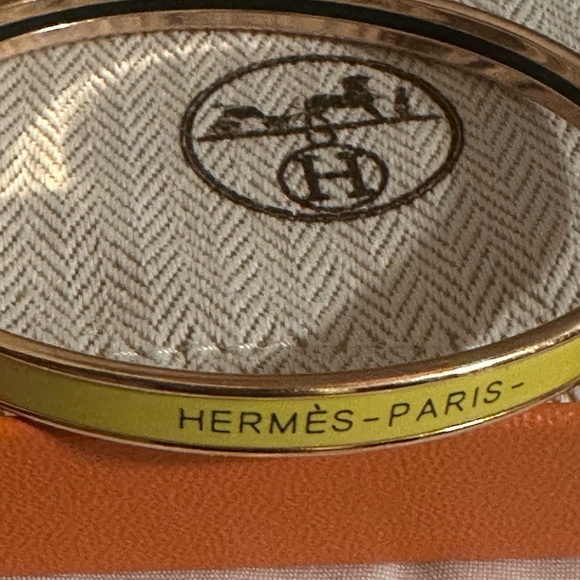 Hermès- Extra-narrow bangle in enamel with rose gold-plated hardware. - Picture 4 of 8